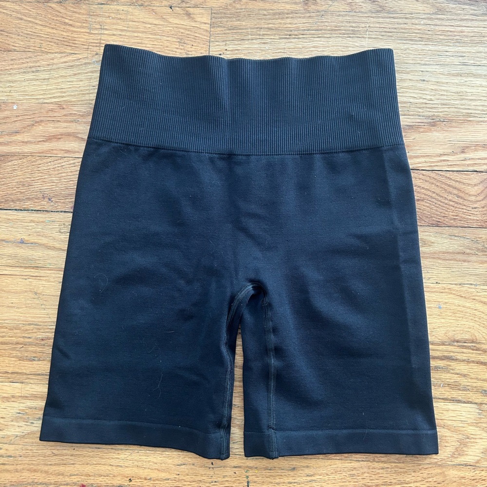 Aritzia TnaBODY™ Atmosphere Hi-Rise 5" Short size Small Black